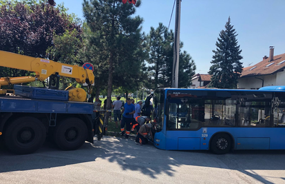 Video: Vozač izašao, a njegov bus s putnicima probio ogradu!