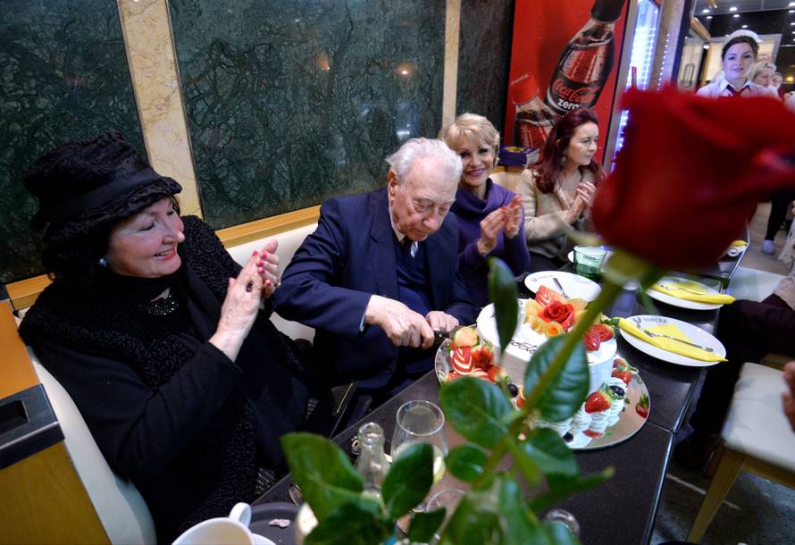 Macho 'frajer': Ronkulin ne želi pusu od pokćerke pred curom