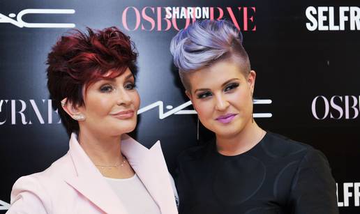 Sharon Osbourne izdala tajnu svoje kćeri Kelly, ona ju javno napala: 'Samo ja mogu to reći'