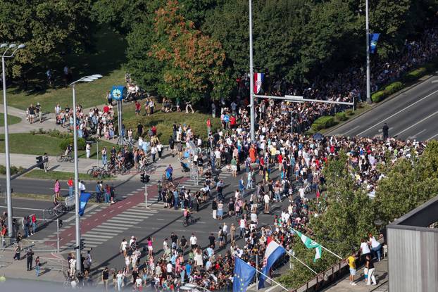 Zagreb: Pogled s visine na svečani vojni mimohod u povodu 30 godina VRO Oluja