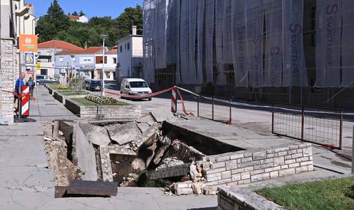 FOTO Građani šokirano gledaju rupu u zemlji usred Benkovca