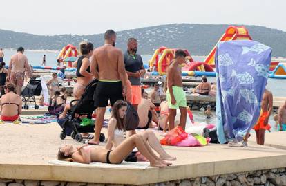 Sezona je na svom vrhuncu: U Vodicama su plaže pune kupača