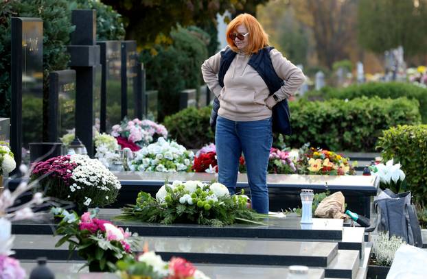 Zagreb: Građani obilaze posljednja počivališta svojih najmilijih uoči Svih svetih