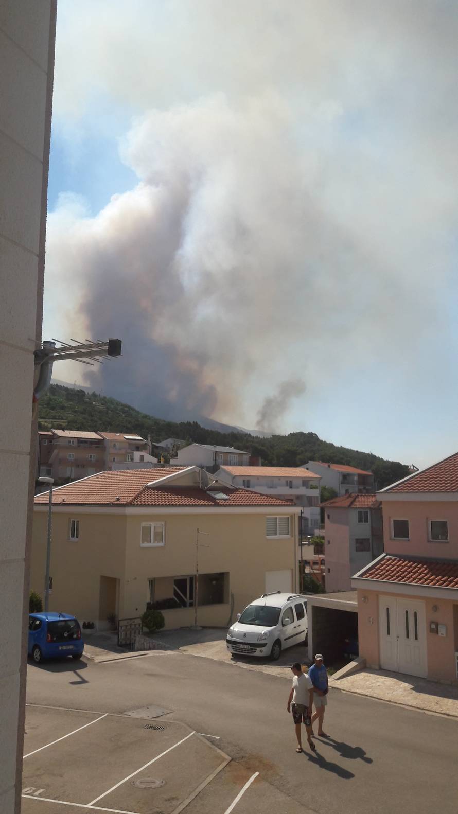 Kanader pomaže u gašenju, u Makarsku stiže i 150 vojnika