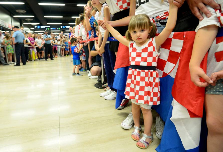 Tisuće ljudi dočekale 'vatrene'! Navijači skandirali Anti Čačiću