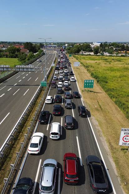 FOTO Kilometarske kolone kod Zagreba:  Gužve u smjeru mora