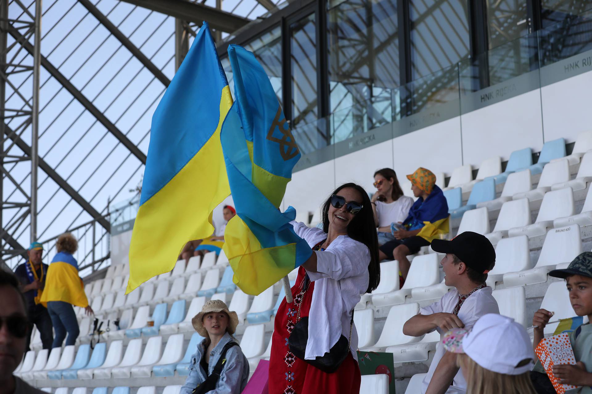 Navijači na Rujevici čekaju početak utakmice između Rijeke i Ukrajine