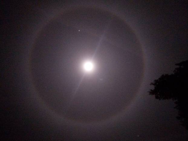 FOTO Hrvate uznemirila čudna pojava na nebu: 'Što bi to sada moglo biti oko Mjeseca!?'