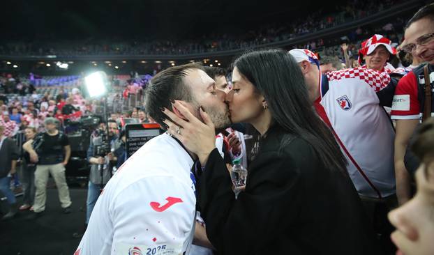 Ivan Martinović proslavio pobjedu nad Islandom poljupcem svoje supruge Miriam 