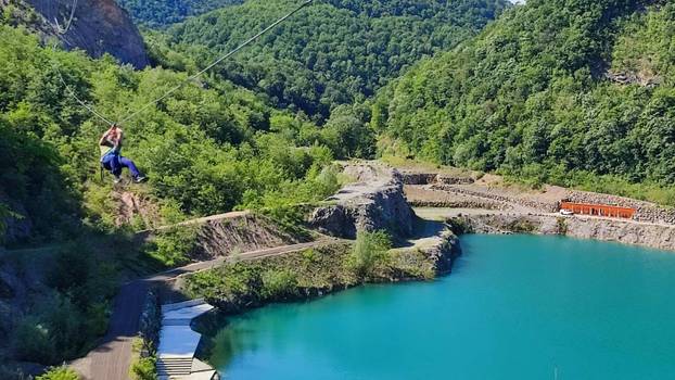 FOTO Adrenalinska atrakcija u Orahovici - zip line preko jezera!