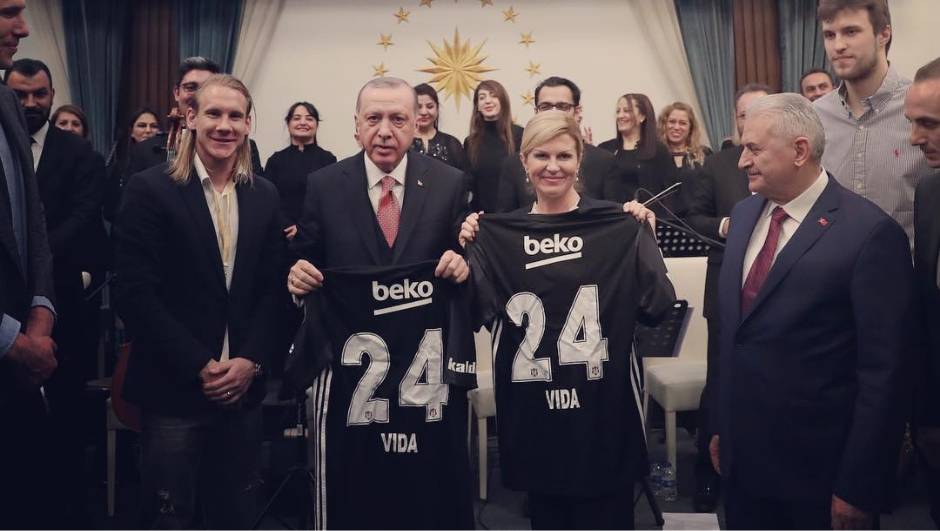 Evo Vide s poklonima: Domo je Kolindi i Erdoganu dao dresove