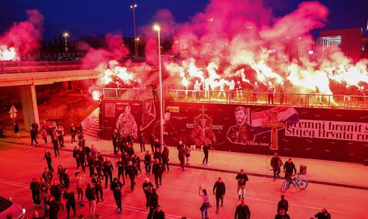 FOTO Torcida i HOS bakljadom obilje&zcaron;ili godi&scaron;njicu HOS-a...