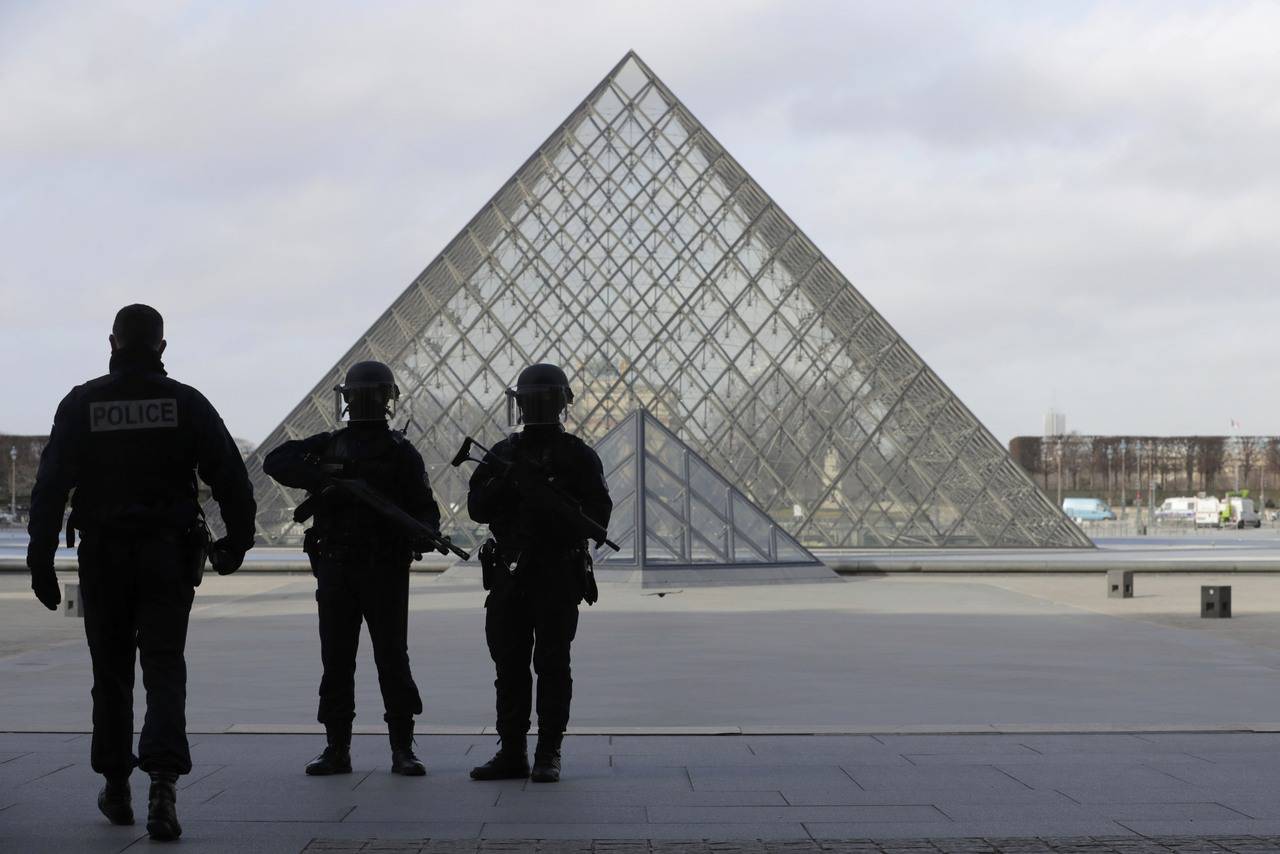 Za napad na vojnike u Louvreu osumnjičen je Egipćanin (29)