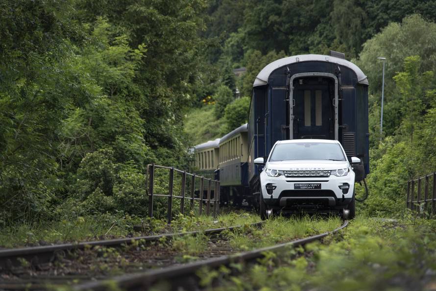 Snažan kao vlak: Land Rover vukao vagone teške 108 tona