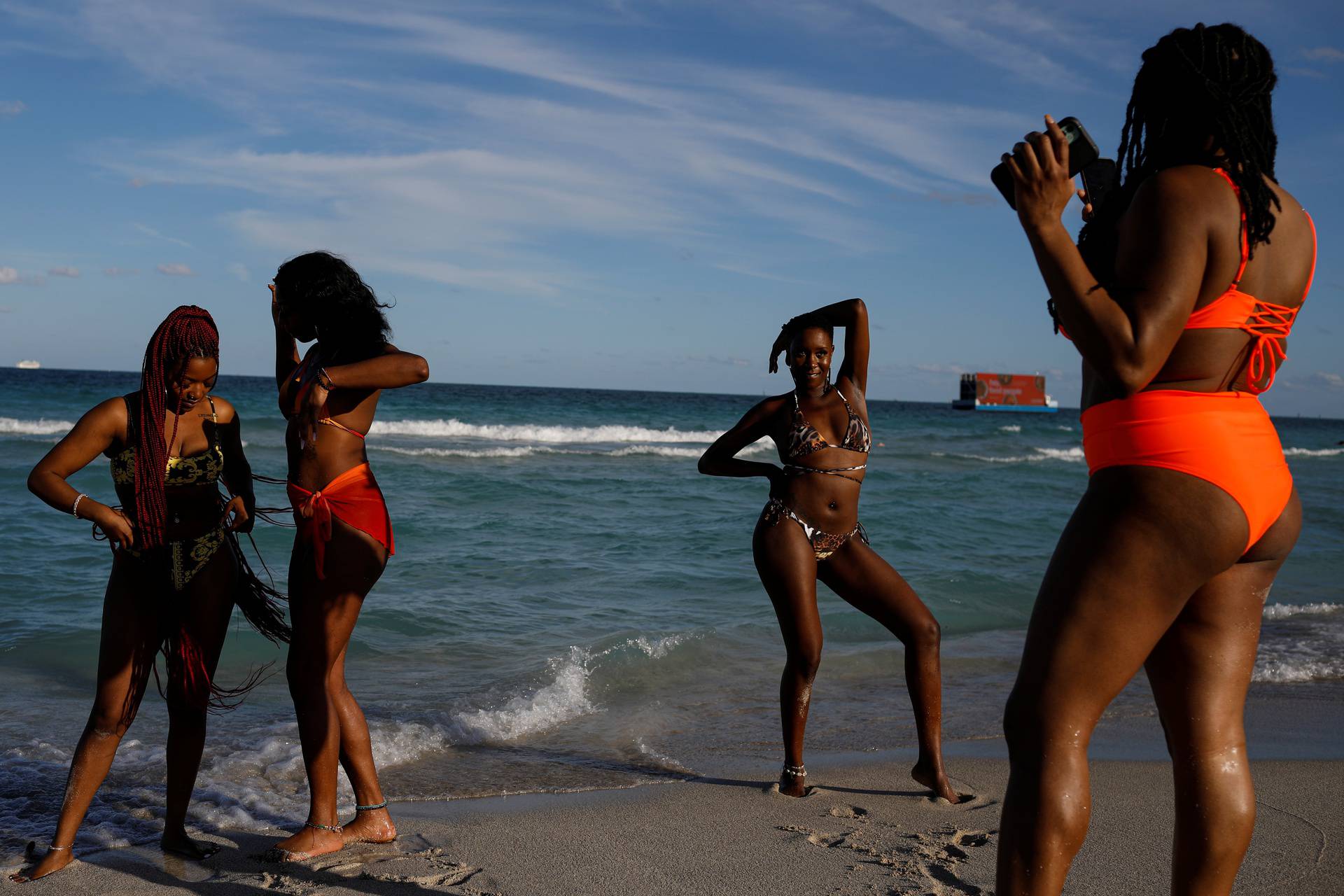 Despite COVID risks, spring breakers flock to South Florida