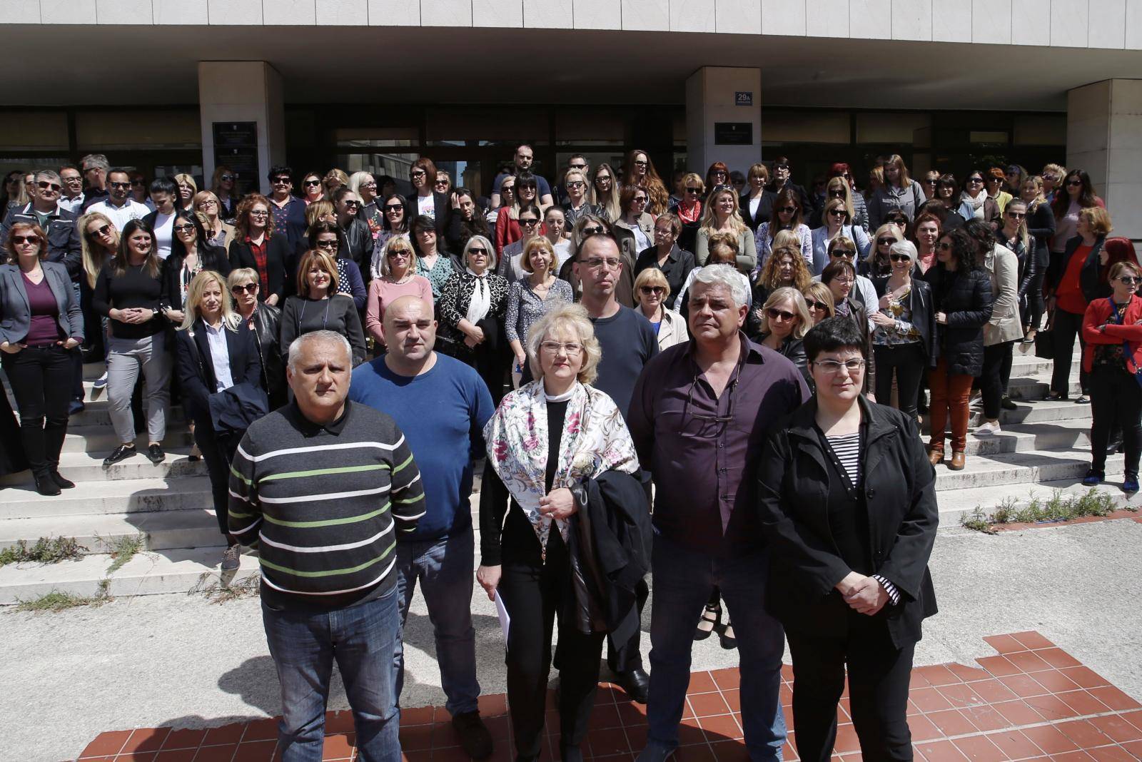 Split: Prosvjed zaposlenika Å½upanijskog, OpÃ¦inskog i TrgovaÃ¨kog suda