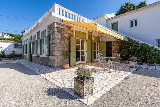 FOTO Ovaj predivan kameni dvorac s bazenom se prodaje za manje od 2 milijuna eura!