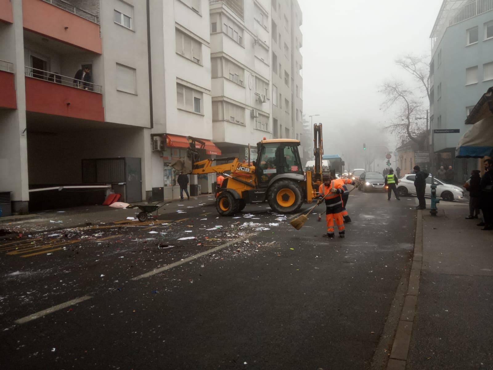 Kaos u zagrebačkoj Trešnjevci: Žena je bacala stvari  na cestu