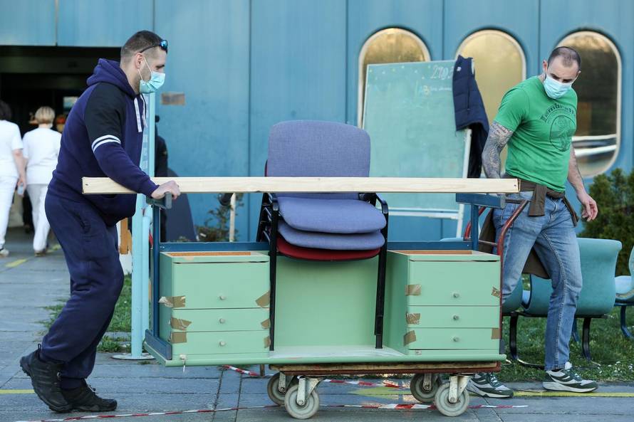 Zagreb: Navijači Dinama pomažu u iseljavanju Kliničkog centra Dubrava