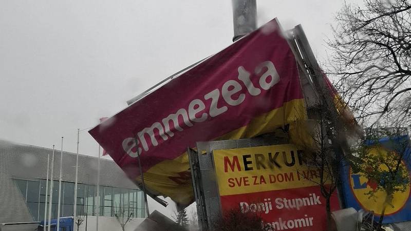 VIDEO Pogledajte kako orkanski vjetar rušio reklamu u Zagrebu