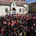 VIDEO Prosvjednici u velikom broju pristižu na Markov trg