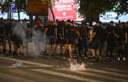 Kaos u Beogradu: Prosvjednici i Vučićevi pristaše “Ćaci” krvavo se sukobili ispred Skupštine!