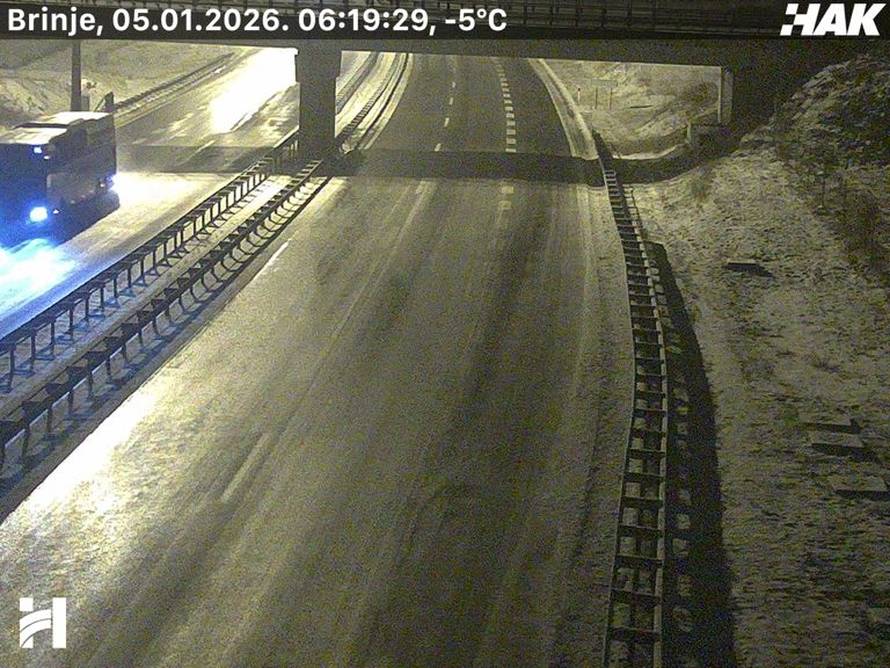 FOTO  Snijeg pada u Zagrebu, A1 zatvorili kod Sv. Roka zbog sudara. Ovako izgledaju ceste