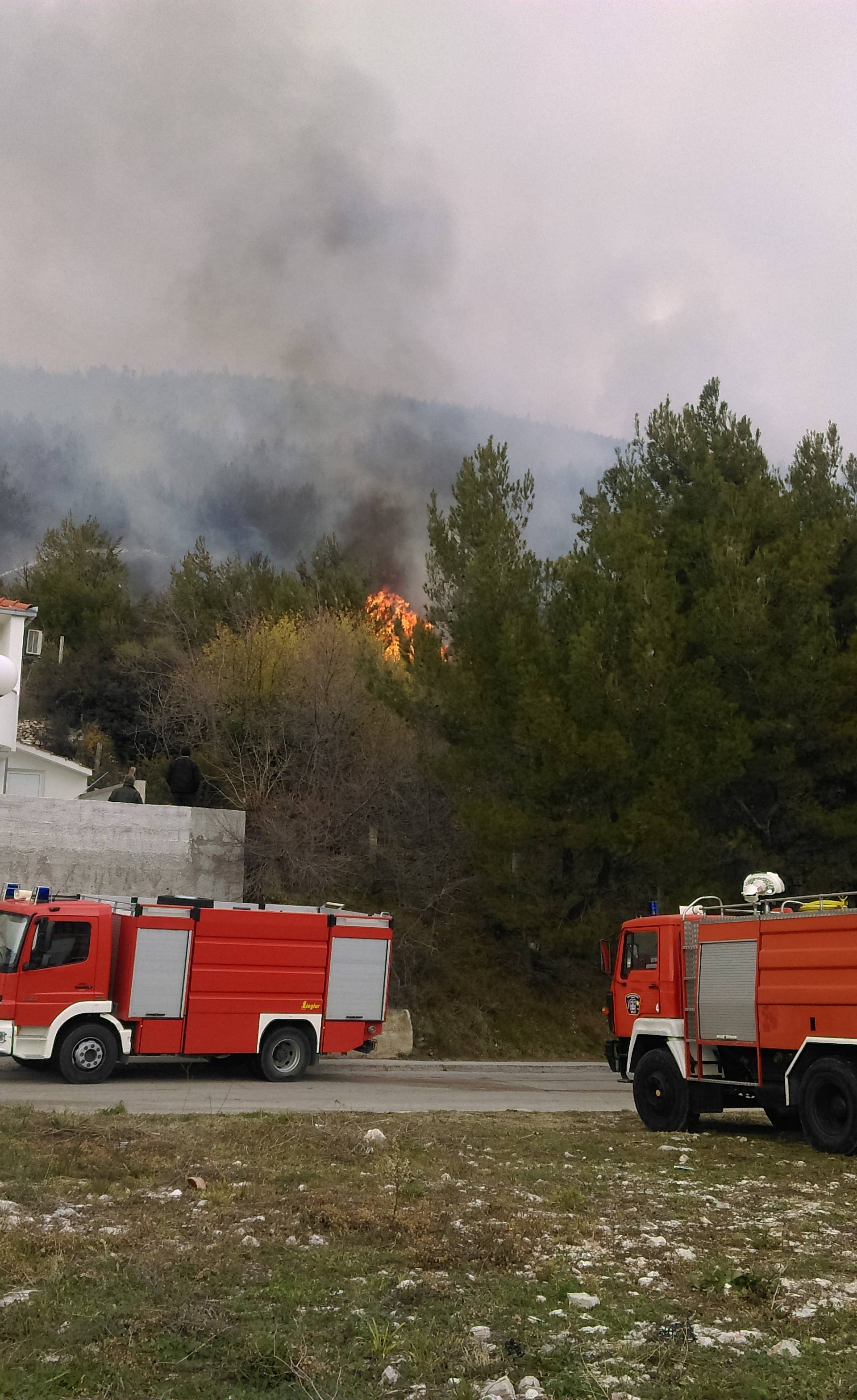 Požar u Žrnovnici se smanjio, dežurat će 60-ak vatrogasaca