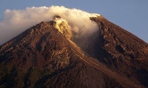 Budi se vulkan Merapi koji je 1930. god. odnio 1300 života