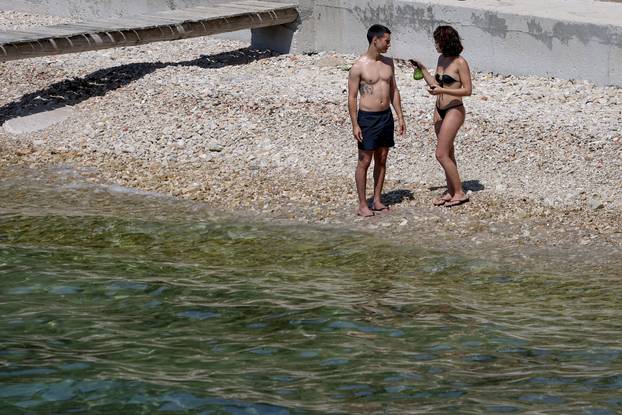 Zadar: Visoke temperature u Zadru, građani potražili osvježenje na plaži