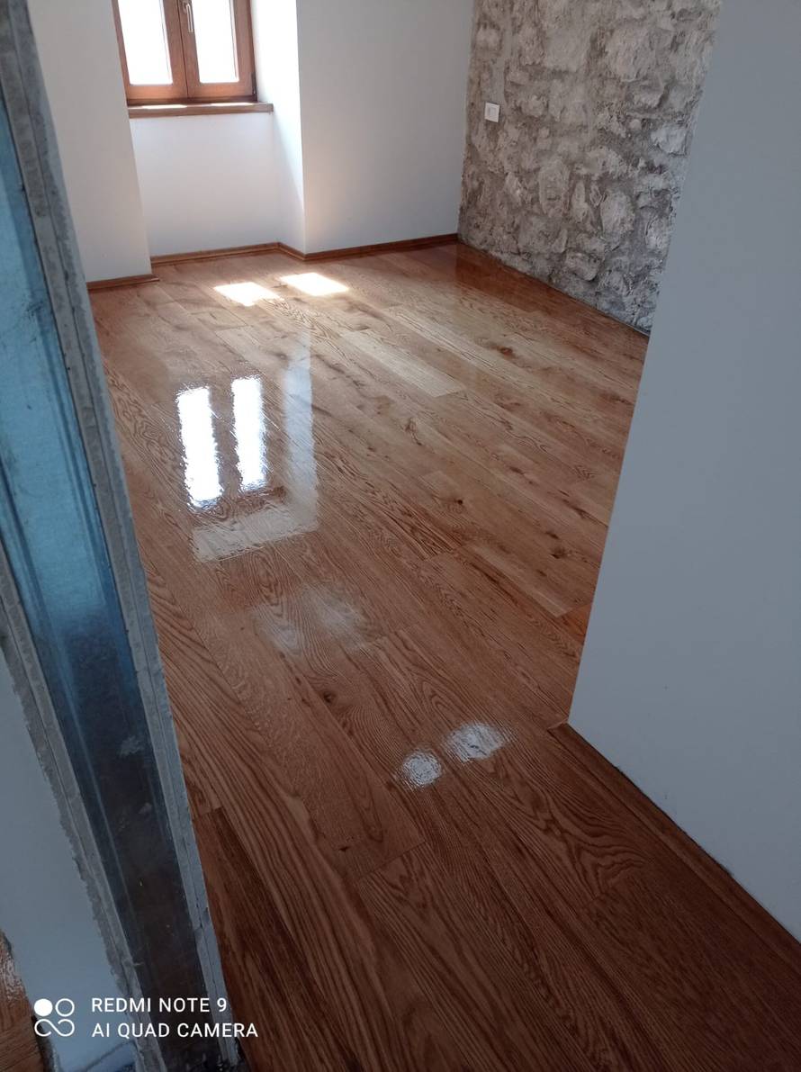 Želite toplinu drveta i pod koji traje? Ovo je prvi korak do savršenog doma!