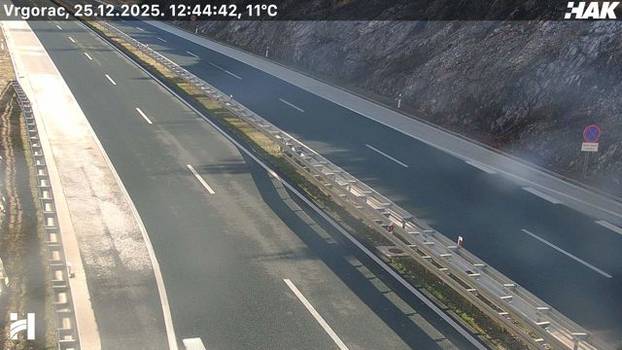 FOTO Pogledajte kakvo je stanje na cestama u Hrvatskoj: Snijeg u Lici, sunce 'provirilo' na jugu