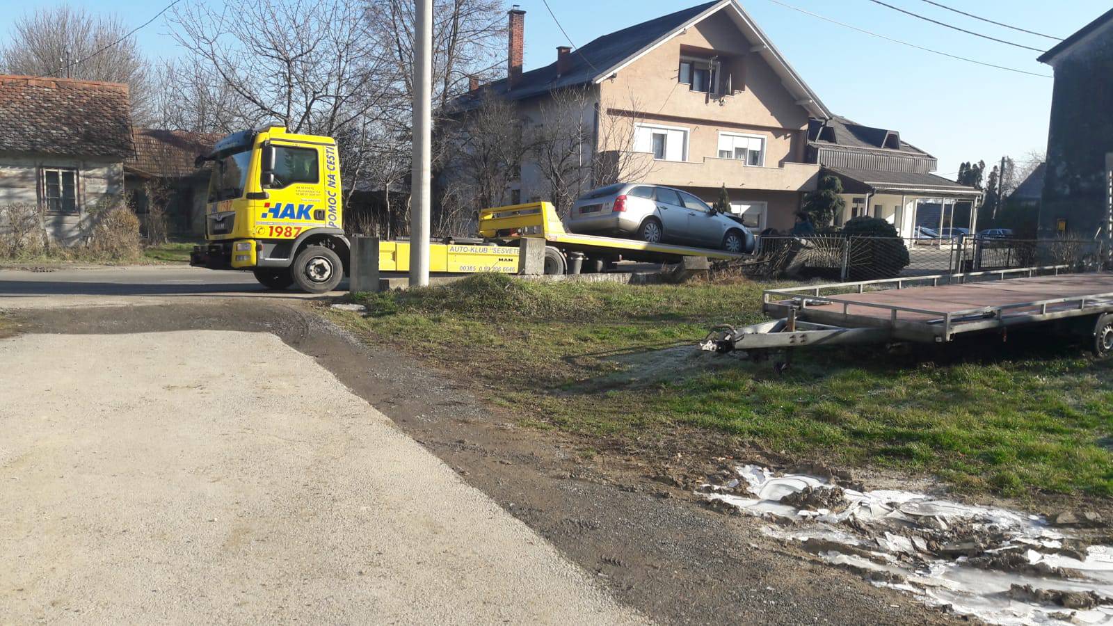 Vozač autom sletio u ogradu: 'Kao da je bomba eksplodirala'