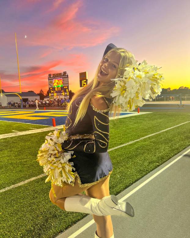 FOTO Brucošica skinula majicu pred punim stadionom. Priveli je: 'Tko će mi platiti jamčevinu?'