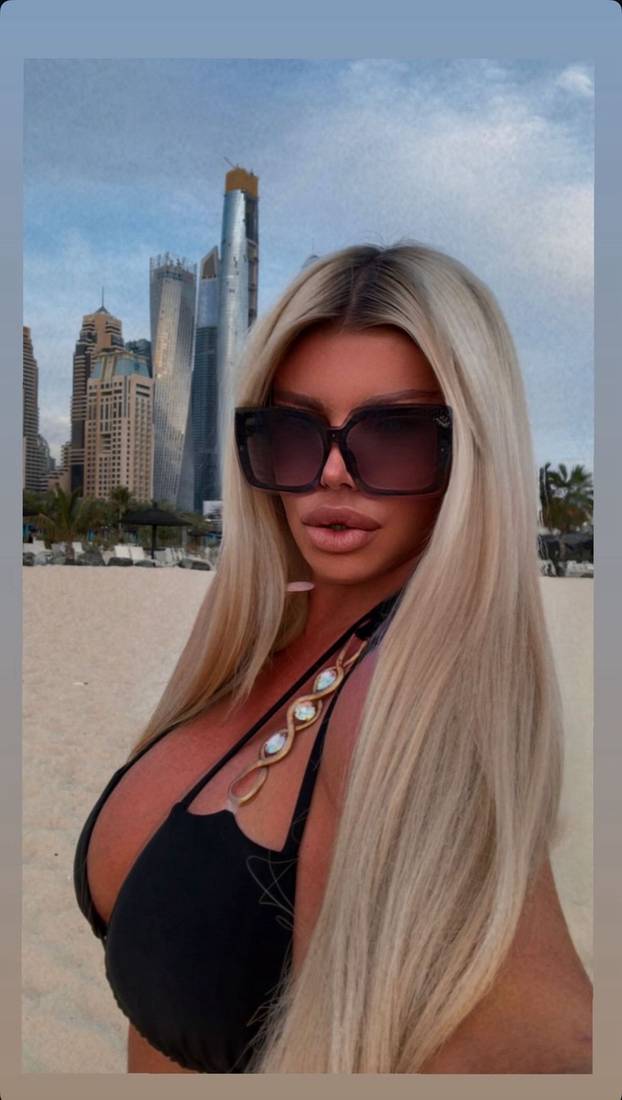 Vrući kadrovi srpske pjevačice: Ljetuje u Grčkoj, u Areni Zagreb dobila spermu od lososa za dar