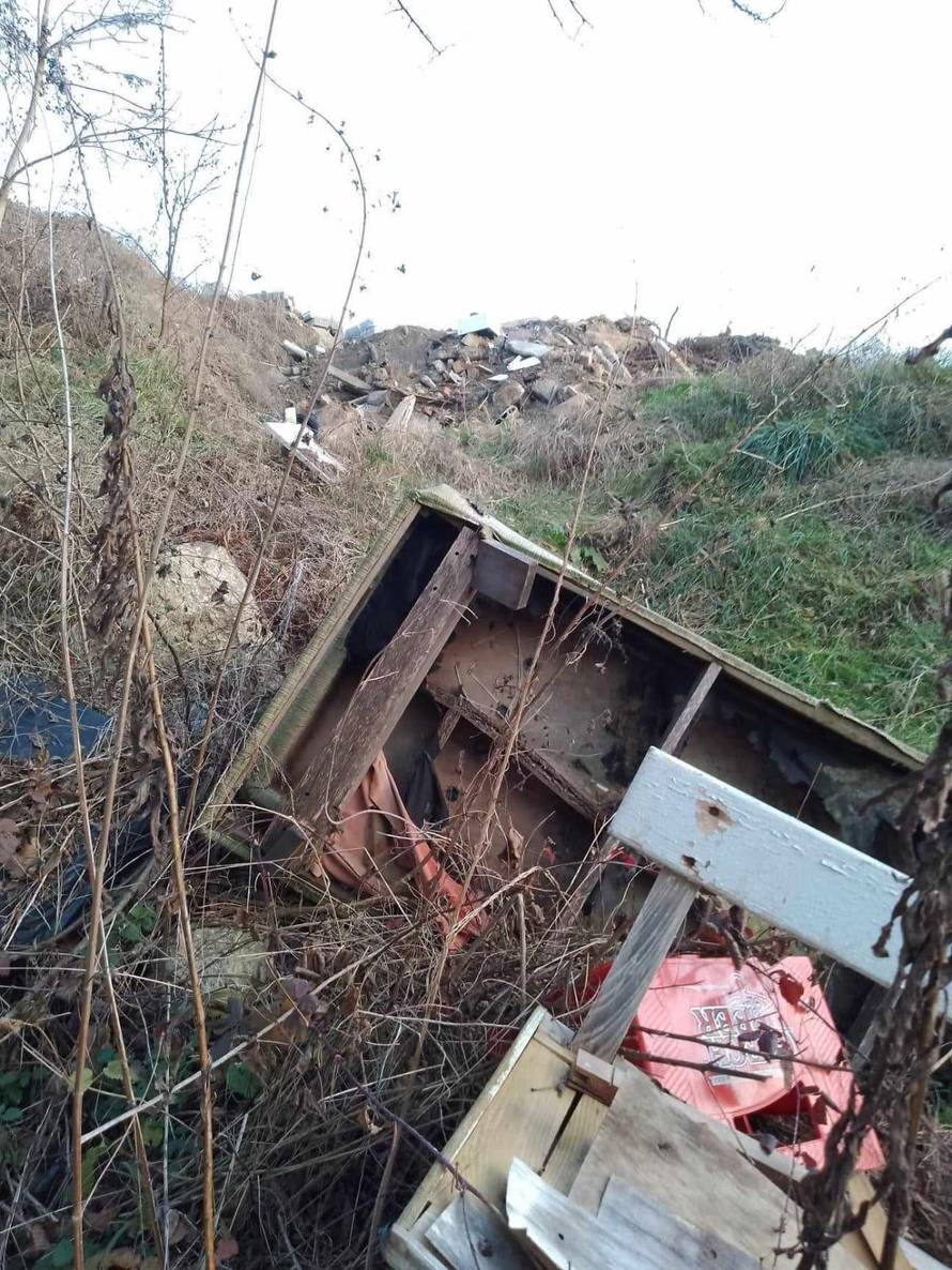 EKSKLUZIVNO Zatrpao potok građevinskim otpadom: 'Nema dozvole, ali bacamo na svoje'