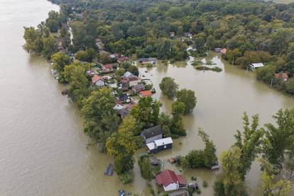 Pogledajte galeriju: Zeleni otok kod Batine potpuno odsječen, vodostaj Dunava i dalje raste