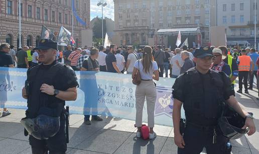 FOTO/VIDEO Klečavci molili na jednoj strani Trga bana Jelačića, na drugoj prosvjednici bubnjali