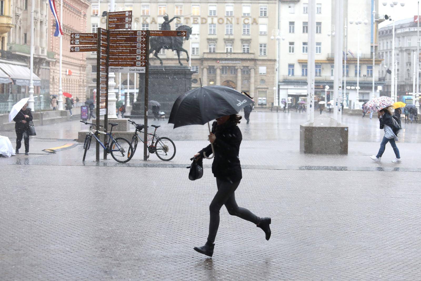 Zagreb: Iznenadni pljusak i jak vjetar rastjerali ljude s glavnog Trga