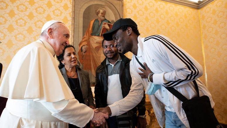Migranti s Papom Franjom su proslavili njegov 85. rođendan