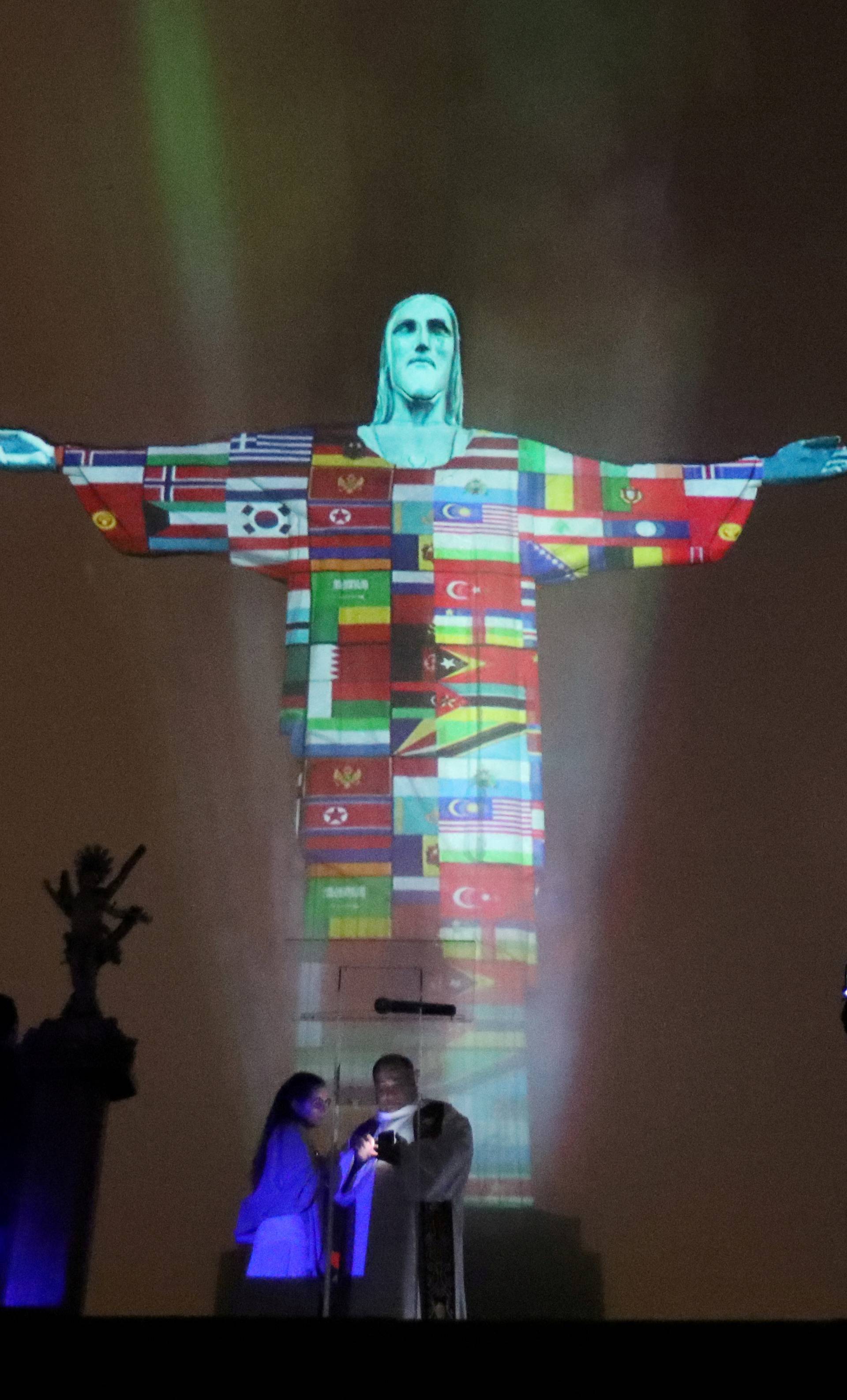 Kip Krista u Riu obojen u boje zemalja pogođenih koronom