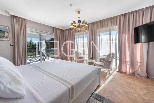 FOTO Luksuzna vila u Vodicama ima grijani bazen, saunu, biljar, jacuzzi... I cijena je 'raskošna'