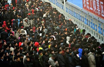 Snježno nevrijeme u Kini blokiralo tisuće putnika
