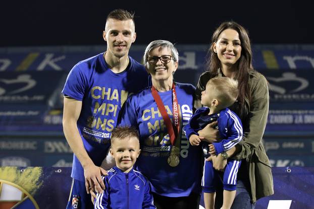 Nogometaši Dinama ponosno pozirali sa svojim obiteljima