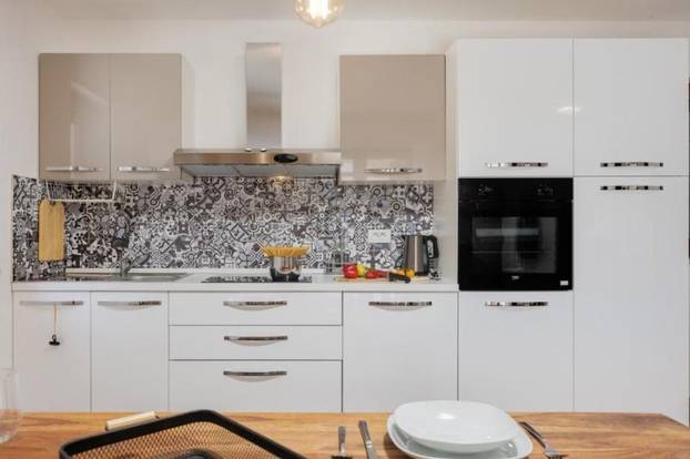 FOTO Vila na Krku ima grijani bazen sa slanom vodom i ljetnu kuhinju, a cijena? Ma, sitnica...