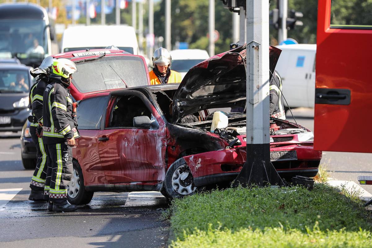 Teška prometna u Dugavama: Auto se zapalio nakon sudara