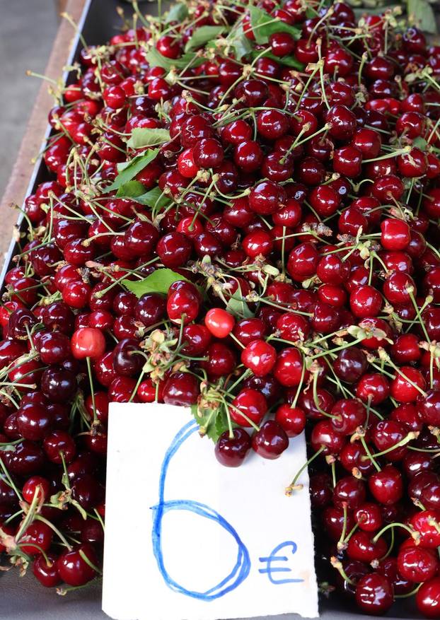 Šibenik: Stigle prve ovogodišnje trešnje po lanjskoj cijeni
