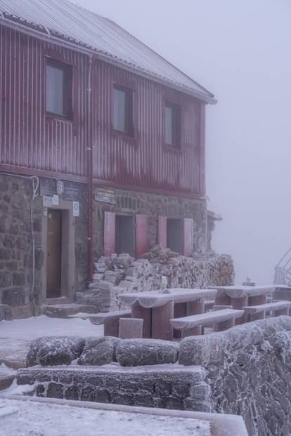 FOTO Snijeg je zabijelio Zavižan