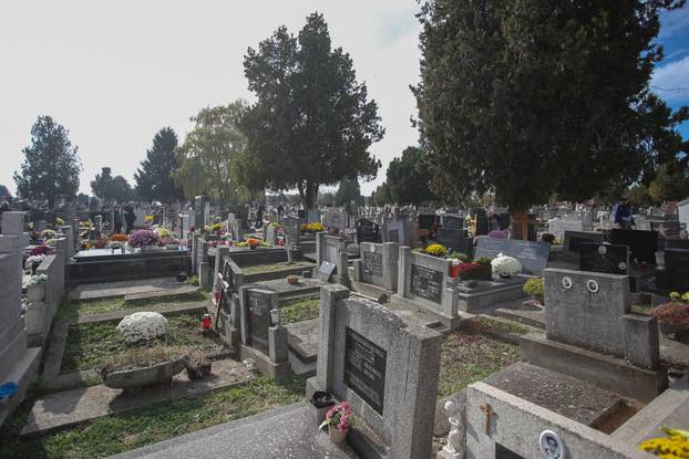 Osijek: Građani obilaze grobove najmilijih na Aninom groblju na dan Svih svetih