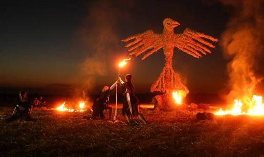FOTO U Bilju zapaljene velike skulpture od slame: 'Oslobodite se forme i vratite se bitnome'
